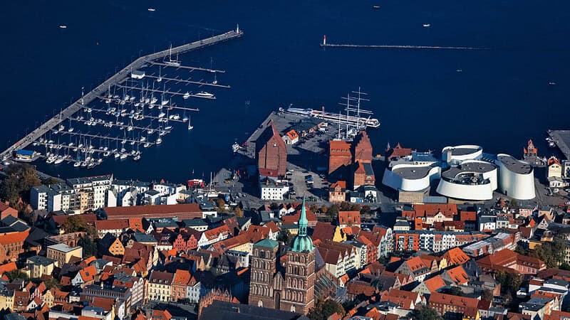 Aussicht von oben auf Hamburg mit Blick auf die Stadt und Elbufer -Ballonfahrt in Hamburg