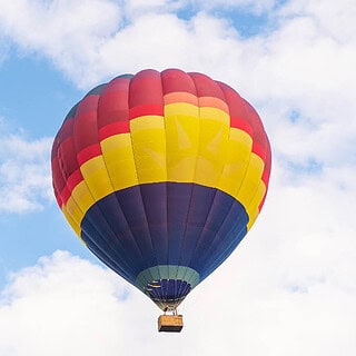 Bunter Ballon am blauen Himmel- Ballonfahrt- Ballon am Himmel