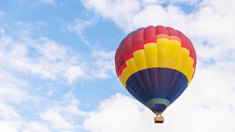 Bunter Ballon am blauen Himmel- Ballonfahrt- Ballon am Himmel