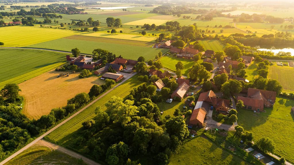 Ballonfahrt- Landschaft Aussicht auf Landschaft mit vereinzelten Häusern und Bäumen- Ballonfahrt- Landschaft