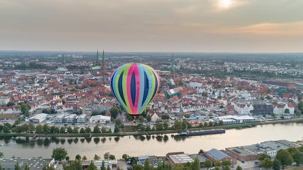 Ballonfahrt- Lübeck Bunter Ballon über Lübecker Innenstadt-Ballonfahrt- Lübeck
