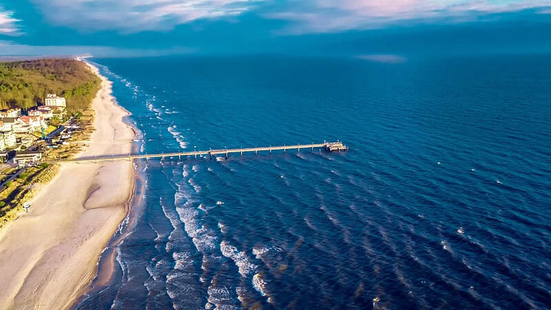 Aussicht auf die Ostsee mit Steeg und Stadtrand- Ballonfahrt-Ostsee von oben