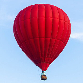 Roter Ballon am blauen Himmel- Ballonfahrt-Roter Ballon