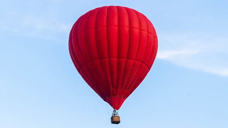 Roter Ballon am blauen Himmel- Ballonfahrt-Roter Ballon