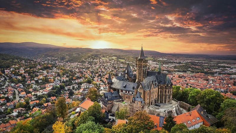 Aussicht auf Stadt in Sachsen-Anhalt im Sonnenuntergang- Ballonfahrt- Stadt in Sachsen-Anhalt