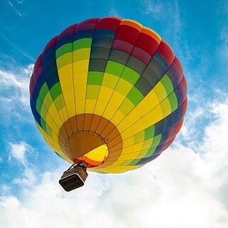 Heißluftballon am Himmel von unten forografiert