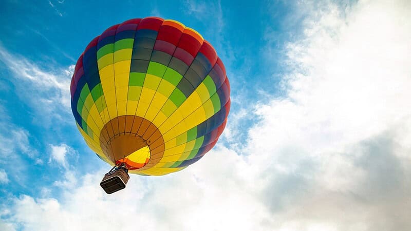 Heißluftballon am Himmel von unten forografiert