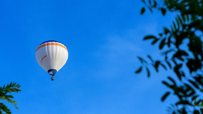 weiß, gelber Heißluftballon am Himmel