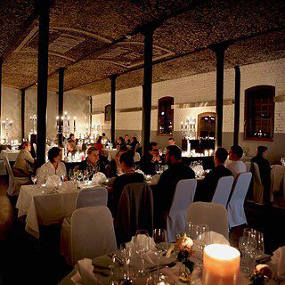 Ein romantisch dekoriertes Restaurant mit viel Kerzenlicht - Candle Light Dinner bei Köln