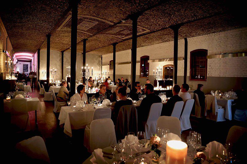 Ein romantisch dekoriertes Restaurant mit viel Kerzenlicht - Candle Light Dinner bei Köln