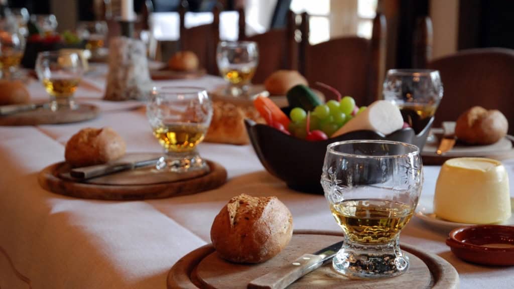 Ein gedeckter Tisch mit kleiner Vorspeise - Ritteressen.