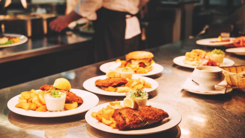 Schnitzel-Büfett- Schnitzel im Restaurant Ein Tisch mit mehreren Tellern mit Schnitzeln darauf.