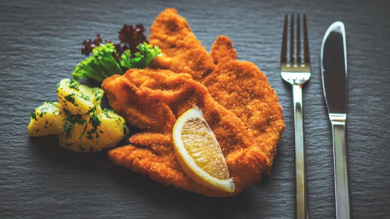 Ein Schnitzel mit Zitrone und Kartoffeln aus der Nähe Fotografiert.