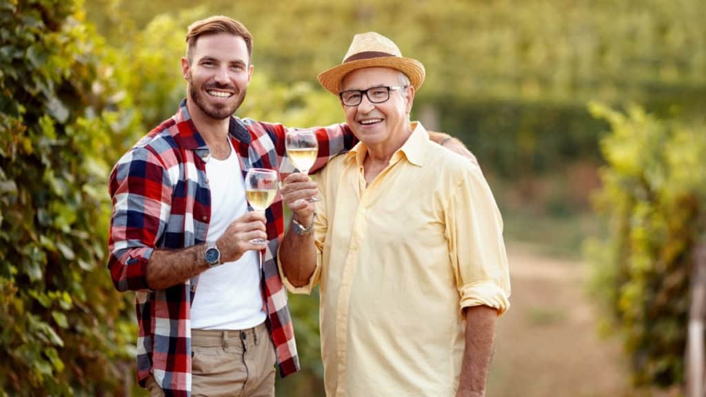 Weinwanderung - Vater und Sohn Ein Vater mit seinem Sohn bei einer Weinwanderung.