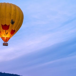Heißluftballon am Himmel, Abendstimmung