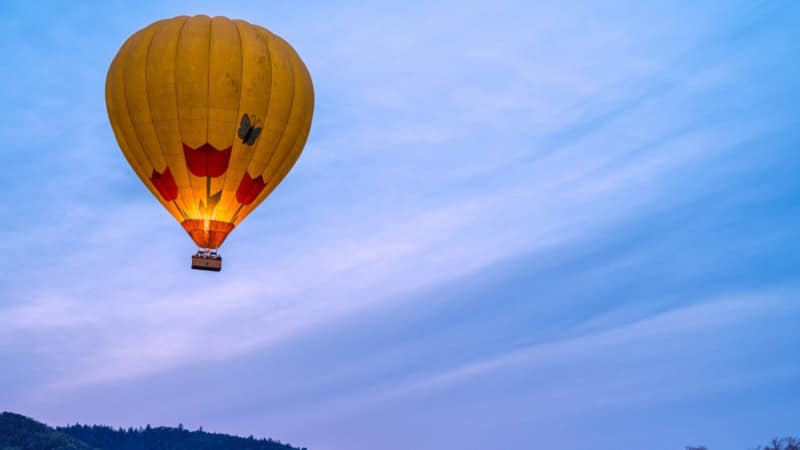 Heißluftballon am Himmel, Abendstimmung