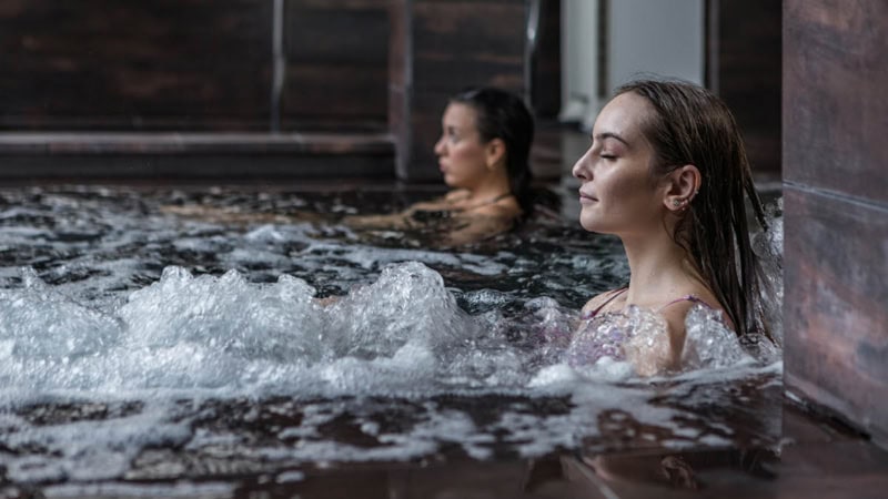 Zwei Frauen die sich in einem Pool entspannen.