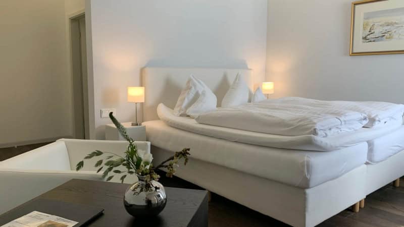 Hotelzimmer mit großem Boxspringbett.