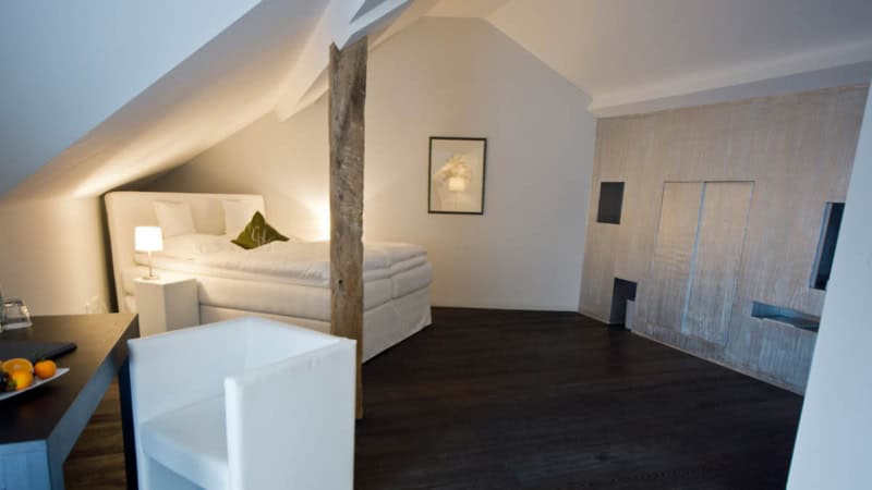 Modernes sauberes Hotel Zimmer mit großem Bett.