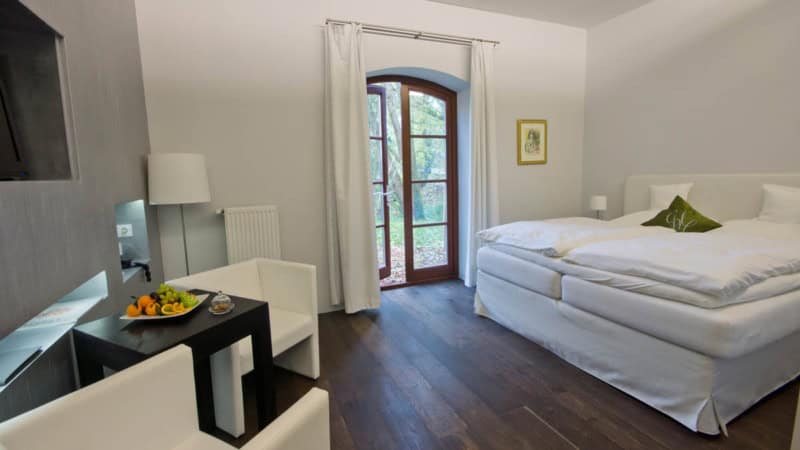 Modernes sauberes Hotel Zimmer mit großem Bett.