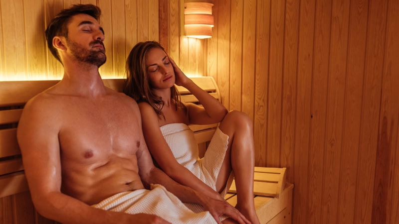 Ein Paar welches sich in der Sauna entspannt.