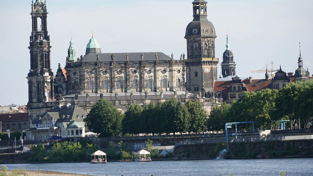 beideflößevorhofkirche Zwei Flöße fahren über die Elbe vor der Dresdner Altstadt.