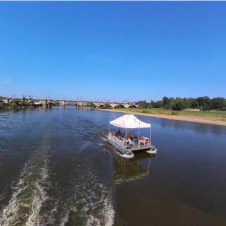 Floß fährt auf der Elbe am Japanischen Palais vorbei.