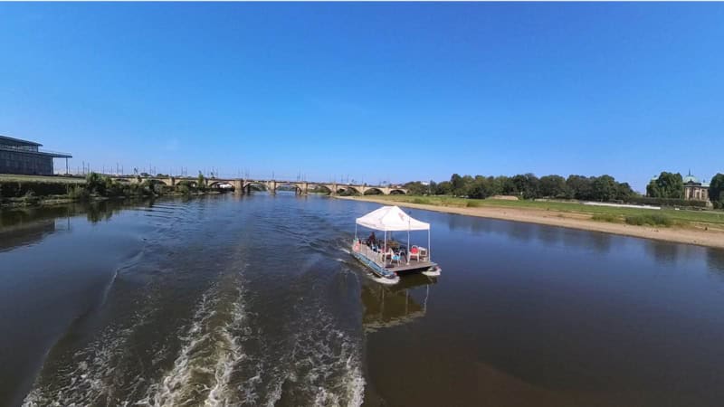 Floß fährt auf der Elbe am Japanischen Palais vorbei.